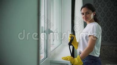 窗户的专业<strong>清洁</strong>。 用专用洗涤剂洗窗.. 家庭主妇或<strong>清洁女工</strong>